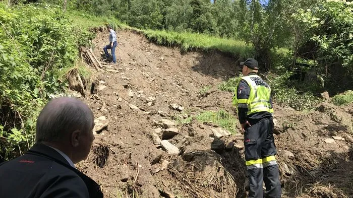 Aktuell sind die Einsatzkräfte mit Aufräumarbeiten beschäftigt.