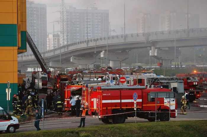 Mehr als 200 Feuerwehrleute waren im Einsatz, um die Flammen zu löschen. Der Brand sei inzwischen vollständig unter Kontrolle, sagte Biriukow. Die Ursache des Unglücks blieb zunächst unklar.