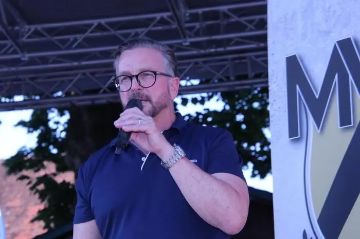 Bürgermeister Helmut Linhart, der den Köflacher Musiksommer 2024 eröffnete, freute sich, vier Blasmusikkapellen, nämlich die Glasfabriks- und Stadtkapelle Köflach, den Musikverein Gestüt Piber, den Musikverein Graden und die Bergkapelle Piberstein begrüßen zu können. 