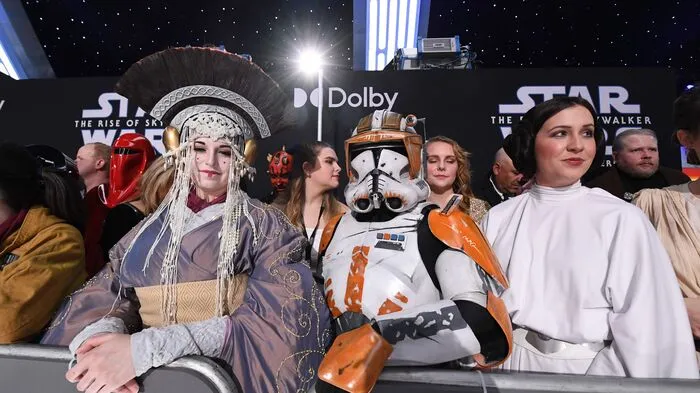 Die von Fans in aller Welt mit Spannung erwartete Weltraum-Saga "Star Wars: Der Aufstieg Skywalkers" hat in Los Angeles Premiere gefeiert.