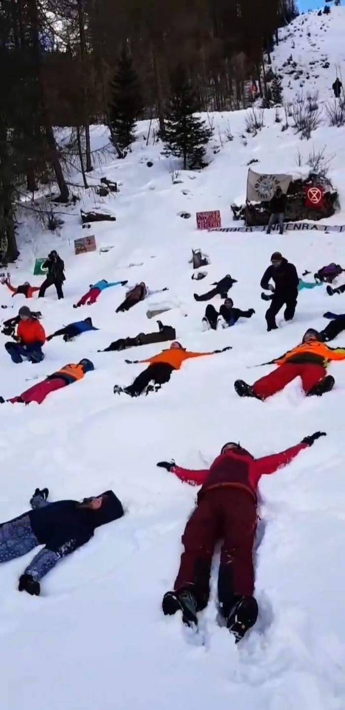 40 Demonstranten legten sich unter die Gondeln der Giggijochbahn und machten Schnee-Engel - als friedliches Zeichen