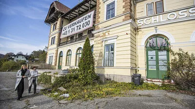 Das "Zu verkaufen"-Transparent hängt zwar noch, doch zu haben ist das Gebäude nicht mehr.