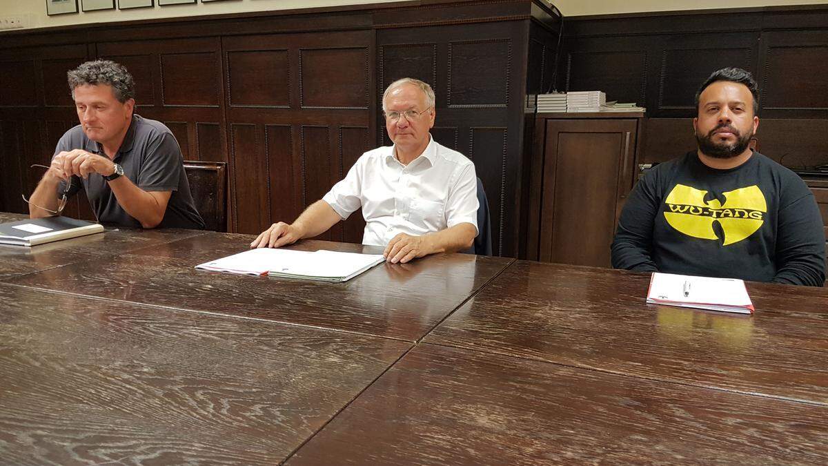 Bürgermeister Josef Ober mit Stadtamtsdirektor Michael Mehsner (l.) und Markus Moser, IT-Verantwortlicher der Stadt Feldbach