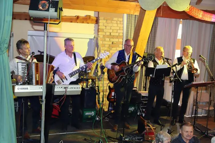 Die Reichenauer FaschinXmusik von Links: Hubert und Josef Zwischenberger, Anton Frank, Herwig Pucher unter der Leitung von Heribert Roßmann.