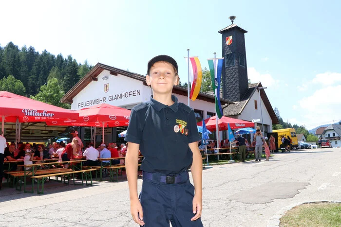 Jungfeuerwehrmann Jonas Motzi (10 Jahre) von der FF-Kemmelbach in NÖ mit seiner Mutter Martina Motzi auf „Oma-Besuch“ zu Elfriede Thalhammer 328 km angereist!



