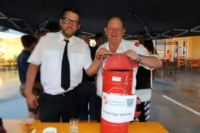 Am Eingang waren Martin Steinwender (Sohn) und sein Vater Walter Steinwender er ist bereits seit 43 Jahren und sein Sohn seit 20 Jahren bei der Feuerwehr Bodensdorf/Tschöran.