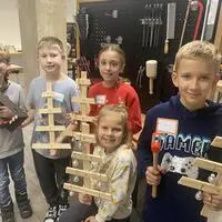 Emil, Samuel, Leonie, Marlene und Jonas gehörten zu den ersten, die sich im neuen Haus der Technik in der Franz-Josef-Straße in Feldbach kreativ ausprobieren