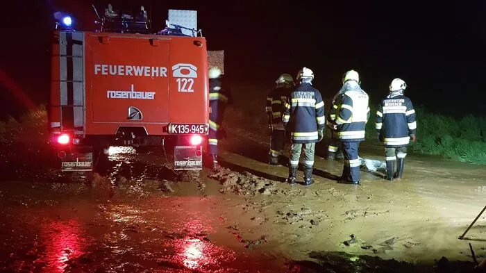 Wegen der schweren Regenfälle am Freitag sowie in der Nacht auf Samstag kam es im Lavanttal zu einigen Vermurungen und Überflutungen - wie hier in St. Andrä.