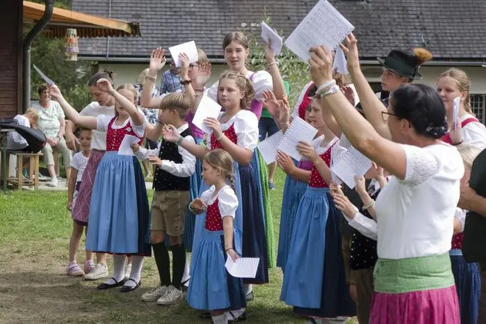Kinder und Jugendliche im Alter von sechs bis 15 Jahren verbrachten Tage im Zeichen von Brauchtum, Tanz und Gemeinschaft.