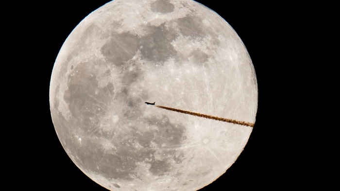 Besonders nah ist der Vollmond in der vergangenen Nacht der Erde gekommen. Klicken Sie sich durch die schönsten Bilder vom "Supermond"! Im Bild: Nürnberg, Bayern