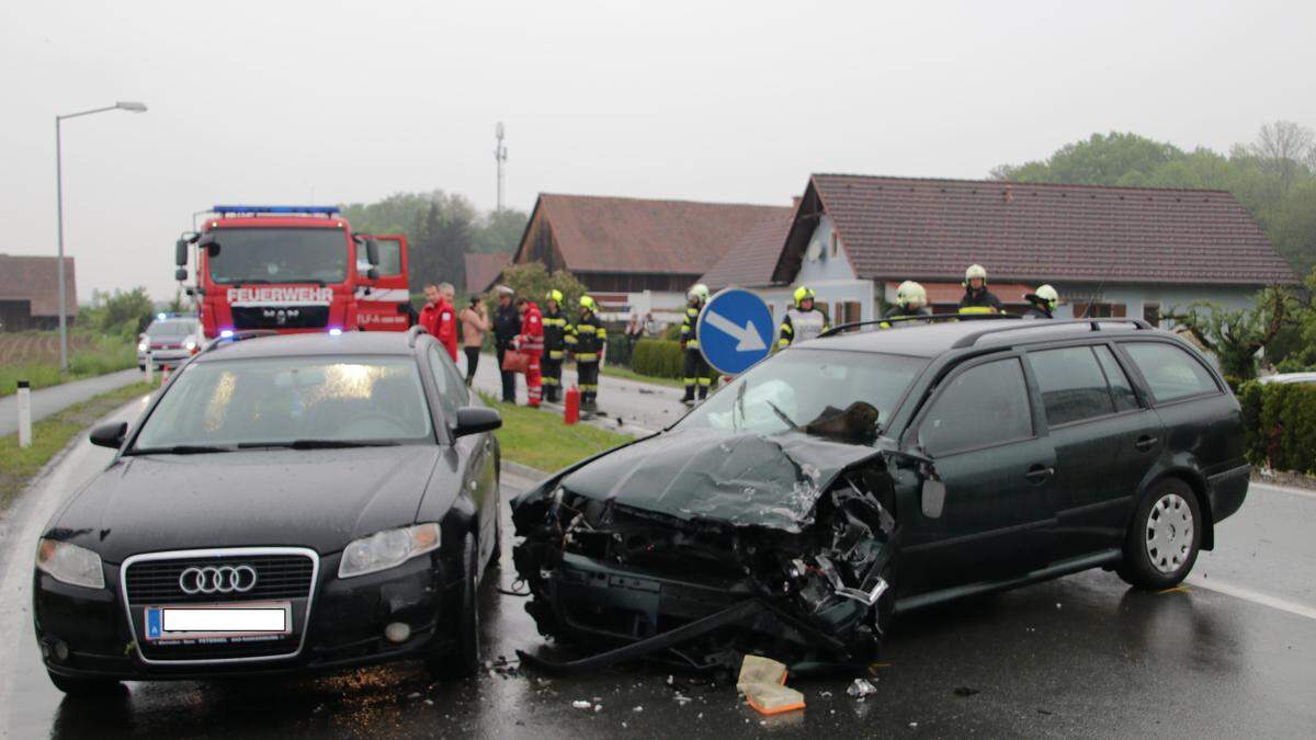 Die Wehren entfernten die Unfallfahrzeuge von der Fahrbahn