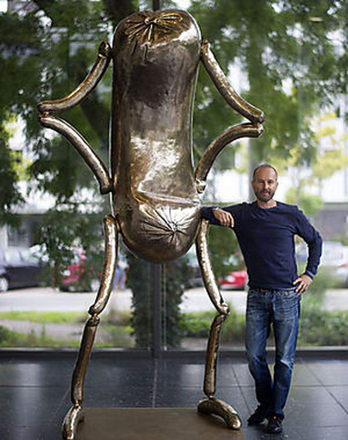 Erwin Wurm neben seiner Skulptur What! 