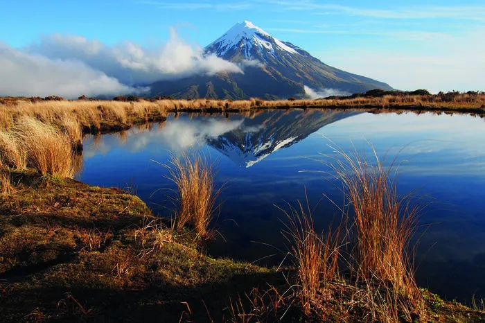 Statstisch betrachtet ist es so, dass nur 2 Prozent aller ausländischen Touristen Neuseelands nach Taranaki kommen. Warum, weiß eigentlich niemand. Das geografische und spirituelle Herz der Region ist der Mount Taranaki im Egmont-Nationalpark. Um ihn erstrecken sich saftige Ebenen mit kleinen Örtchen. In den letzten Jahren konnte sich auch eine beachtliche Kunstszene etablieren, etwa mit dem großartigen Puke Ariki Museum und der Govett-Brewster Art Gallery in New Plymouth oder einem der genialsten Musikfestivals der Welt, dem WOMAD, das im schönen Pukekura-Park stattfindet.