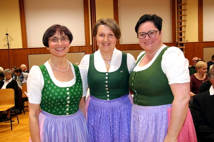 die Sängerinnen des Trios „Steirer Dreier“ mit dabei.