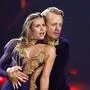 Entertainer Ross Antony und Profitänzerin Mariia Maksina, die ihm mit einem Ellenbogen-Check eine blutende Wunde über dem Auge verpasste