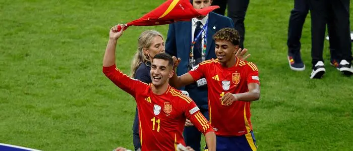 Spain's forward #22 Jesus Navas. Spain's forward #11 Ferran Torres and Spain's forward #19 Lamine Yamal celebrate after winning the UEFA Euro 2024 final football match between Spain and England at the Olympiastadion in Berlin on July 14, 2024. (Photo by Odd ANDERSEN / AFP)