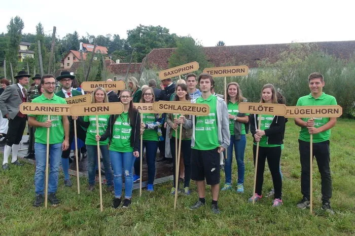Zum Auftakt der zweitägigen Feierlichkeiten versammelten sich alle Gastkapellen im Park des Naturparkzentrums, um mehrere Musikstücke gemeinsam zu spielen. Abwechselnd dirigierten das große Orchester der rund 1200 Blasmusiker Bezirkskapellmeister Franz Koinegg sowie die Kapellmeister Christian Donik (MV Kaindorf), Willi Stelzl (MV Kitzeck), Gerhard Monsberger (MV Allerheiligen) und Angela Stenitzer (MMK Arnfels).