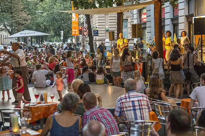 Live spielen das Trio Infernal und Paula Barenbuem (1.8.), La Buya del Fandango (2.8.) und Eddie Luis &amp; Die Gnadenlosen – XL (3.8.).
