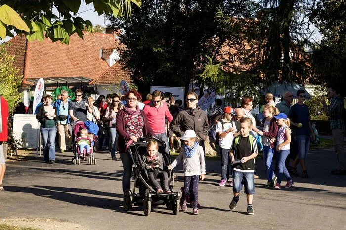 Tausende Besucher genossen bei schönstem Spätsommer-wetter den Rundgang und das Familienprogramm