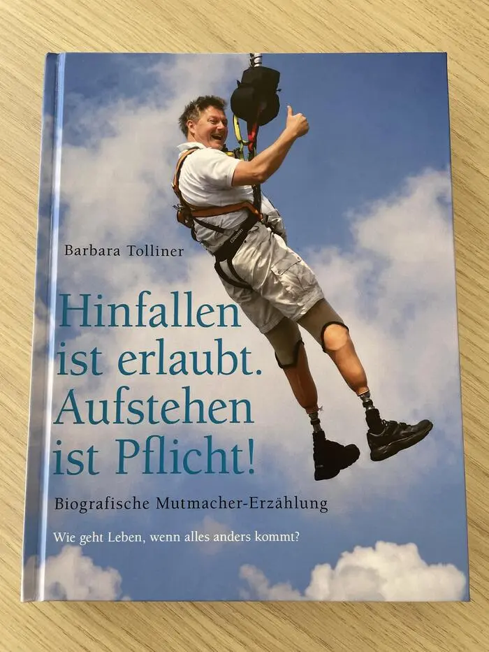 „Hinfallen ist erlaubt. Aufstehen ist Pflicht!“ lautet der Titel des Buches über das bewegte Leben von Klaus Tolliner