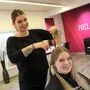 Katrin Karner und Ines Schweighofer sind beide Frisörinnen bei BellAffair Beauty Lounge - Karner zückte nur für das Foto die Schere