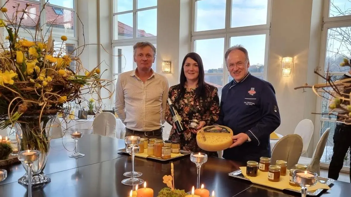 Wanderimker Johannes Gruber, Winzerin und Imkerin Victoria Sturm und Käsesommelier Josef Stiendl luden zur Verkostung vom flüßigen Gold.