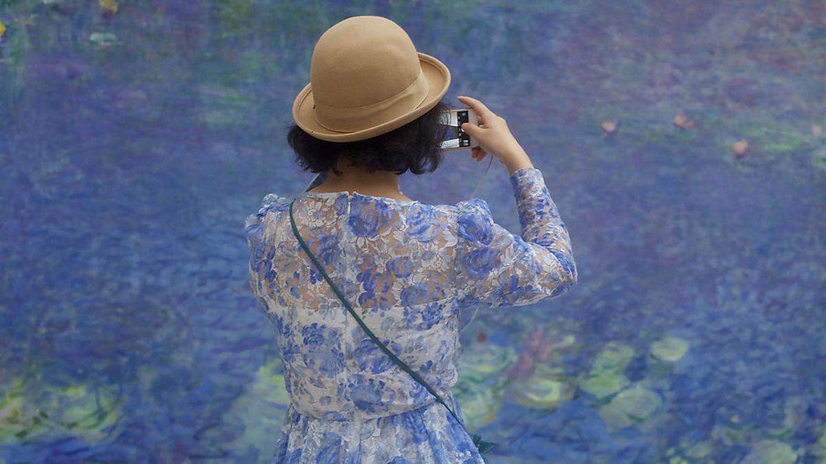 Eines der bekanntesten Bilder von Stefan Draschan: Die Frau im blauen Kleid vor einem Bild von Claude Monet im Musée de l’Orangerie in Paris 