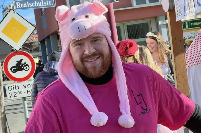Den Höhenpunkt erreichte das Narrentreiben am Faschingdienstag, wo zwölf kreativ und fantasievoll gestaltete Wägen durch die Thermenhauptstadt zogen und für Spaß und Stimmung sorgten. 
