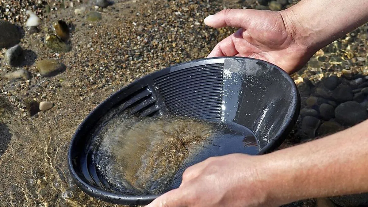 Nicht wie herkömmlich mit einem Sieb, sondern mit einer Art Staubsauger will ein Jungunternehmer Gold aus der Salzach schürfen 