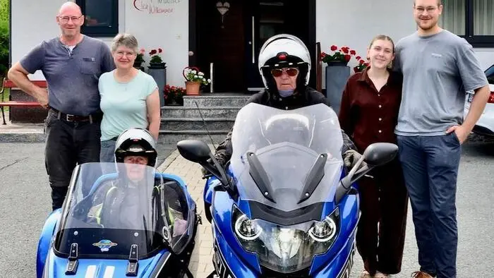 Christa und Joachim Witzke mit der Gastgeberfamilie Markert