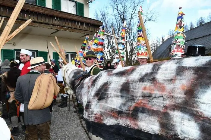Als Bauer fungierte der Obmann des Musikvereines, Gerald Wallner. Er hat die Aufgabe den Zug zu leiten und auch das mitgebrachte Pferd an den Mann oder die Frau zu bringen.