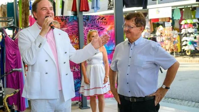 Bereits 2024 kauften der aus dem Lavanttal stammende Hotelier Bernd Hinteregger und sein Kompagnon Helmut Steiner das „Rondo“ in Seelach am Klopeiner See von der „Lilihill“-Gruppe. Der einstige Hotspot am See war in den vergangenen Jahrzehnten heruntergekommen und zum Schluss von einem Bauzaun umgeben, der Touristen und Anrainer störte. Heuer wurde bis zum Saisonstart im Mai fleißig renoviert, um die Geschäftsflächen für Gastronomie, Handel und Dienstleistungen vermieten zu können. In der Winterpause wird jetzt wieder gearbeitet, als Nächstes öffnet im „Rondo“ im Jänner 2026 ein neues Fitness-Studio namens „Gymstar“.