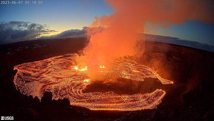 Auf Filmaufnahmen sind Risse an einem Krater des Vulkans zu sehen