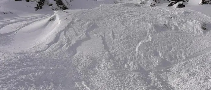 Bei einem Lawinenabgang auf eine gesperrte Skiroute in Tirol verstarb in der vergangenen Woche ein 71-Jähriger