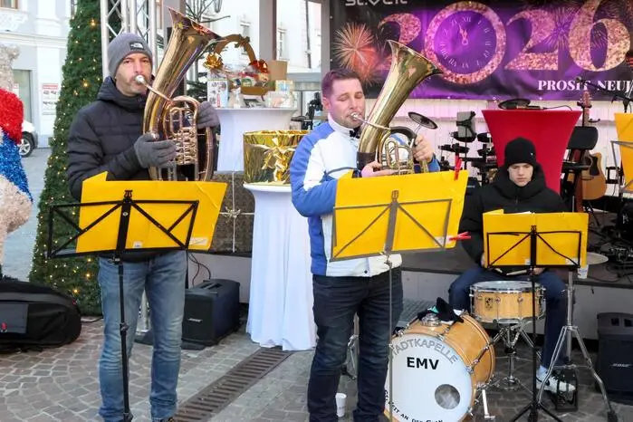 Und noch bevor die Band „plus | minus [+/-]“ für optimale Stimmung sorgte, tauchte der Eisenbahnermusikverein (EMV) Stadtkapelle St. Veit (Foto) den Hauptplatz in schöne Klänge. Übrigens: Auch Rauchfangkehrer Christian Jerney war mit Glücksbringern am Hauptplatz unterwegs. Anlässlich der Verlosung konnte Karin Brenner aus Meiselding den Hauptpreis im Wert von 2000 Euro mit nach Hause nehmen. 