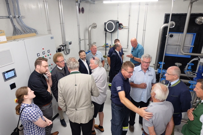Viele Besucher nutzen die Gelegenheit, um sich die neue Trinkwasserpumpstation anzusehen.