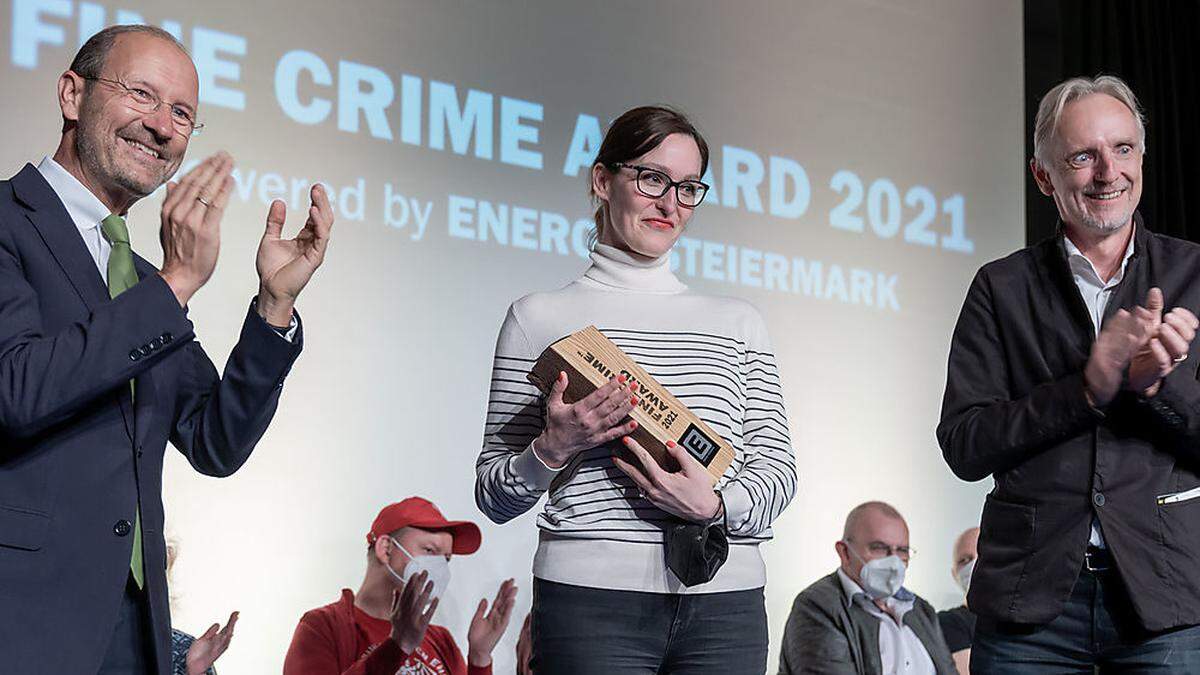 Alex Beer freute sich über den Award aus den Händen von Kulturstadtrat Günter Riegler (rechts) und dem Sprecher der Energie Steiermark, Urs Harnik-Lauris.