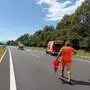 Der Hubschrauber landete auf der Autobahn