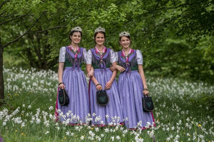 ... posierten nur wenige Stunden nach der Wahl schon perfekt gestylt und in maßgeschneiderten Dirndln vor den Kameras.