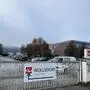 Ruhig ist es am Dienstagmorgen am Parkplatz von Wollsdorf Leder, in den Werkshallen brodelt es allerdings