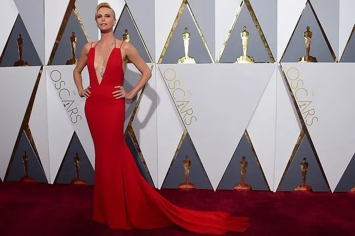 Charlize Theron erschien in einem tief ausgeschnittenem Kleid von Christian Dior.