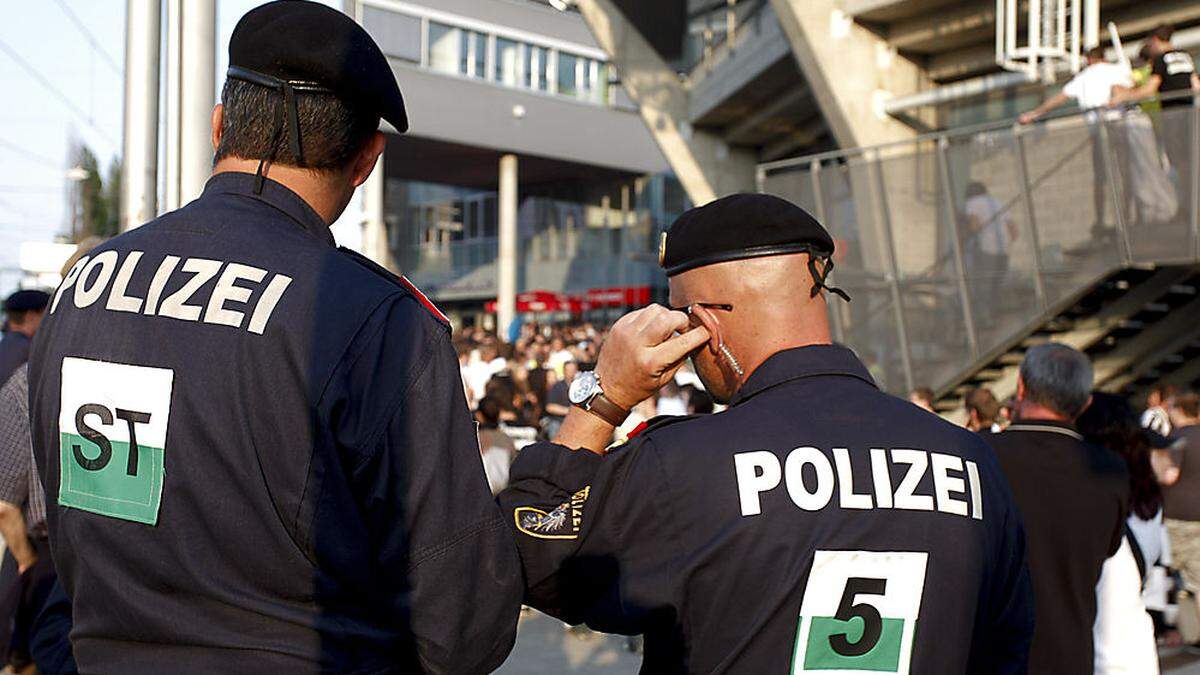 Sicherheitsvorkehrungen rund um Fußballspiel