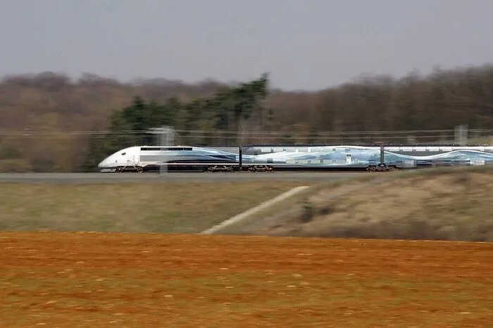 Der V150 ist ein Versuchszug der französischen Bahngesellschaft SNCF. Er besteht aus zwei TGV-Triebköpfen und einem Mittelteil. 2007 stellte er den bestehenden Rekord für Rad-Schiene-Fahrzeuge auf: 574,79 km/h.