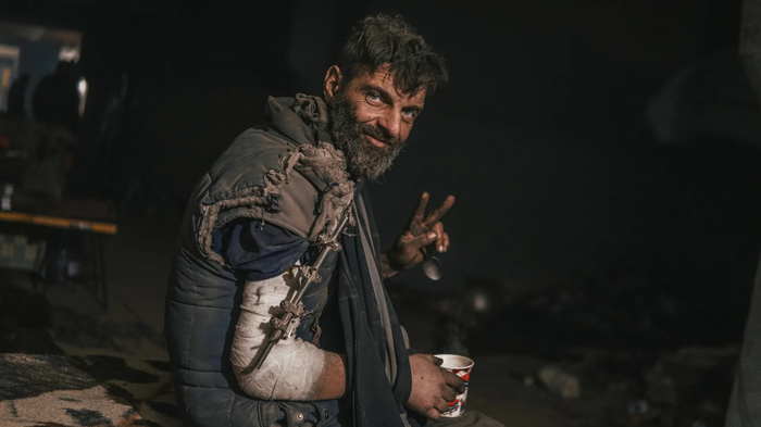 Trotz ihrer Verletzungen mussten einige Soldaten lange in dem belagerten Stahlwerk ausharren. 