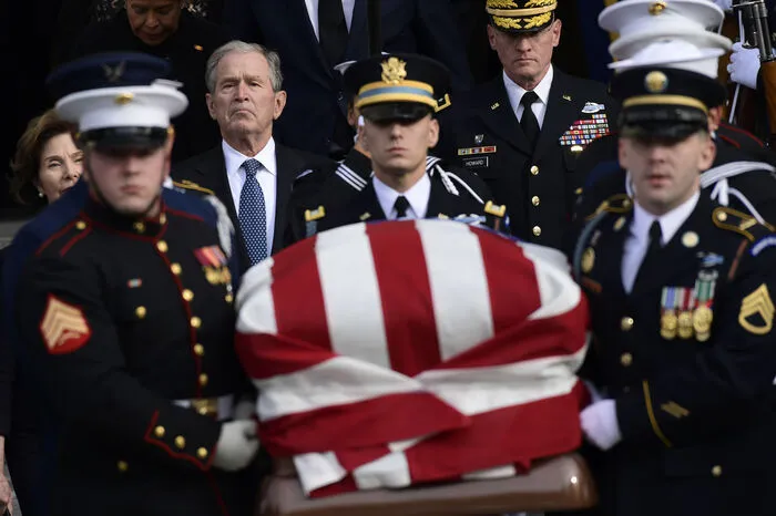 George H. W. Bush war am Freitag im Alter von 94 Jahren gestorben. Seine sterblichen Überreste wurden nach Washington übergeführt und waren zwei Tage lang im Kapitol, dem Sitz des Kongresses, aufgebahrt.