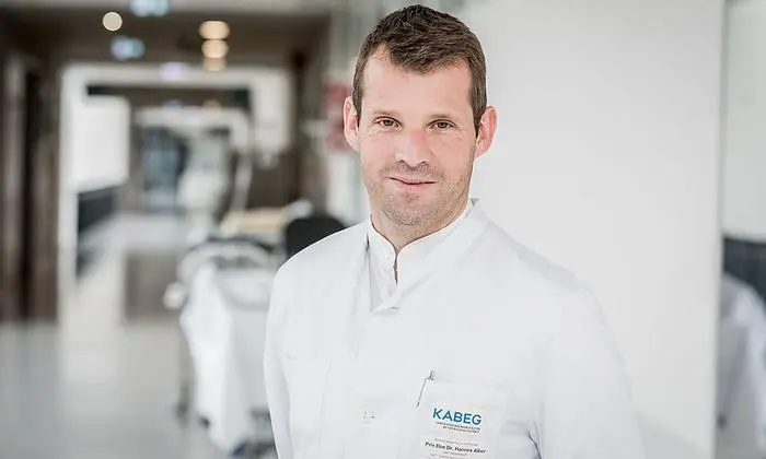 Bei einem Herzinfarkt geht es um Minuten: schnelle Erste Hilfe, Herzdruckmassage, Beatmung, halb automatische Defibrillatoren einsetzen, die Rettung verständigen, keine Angst haben.