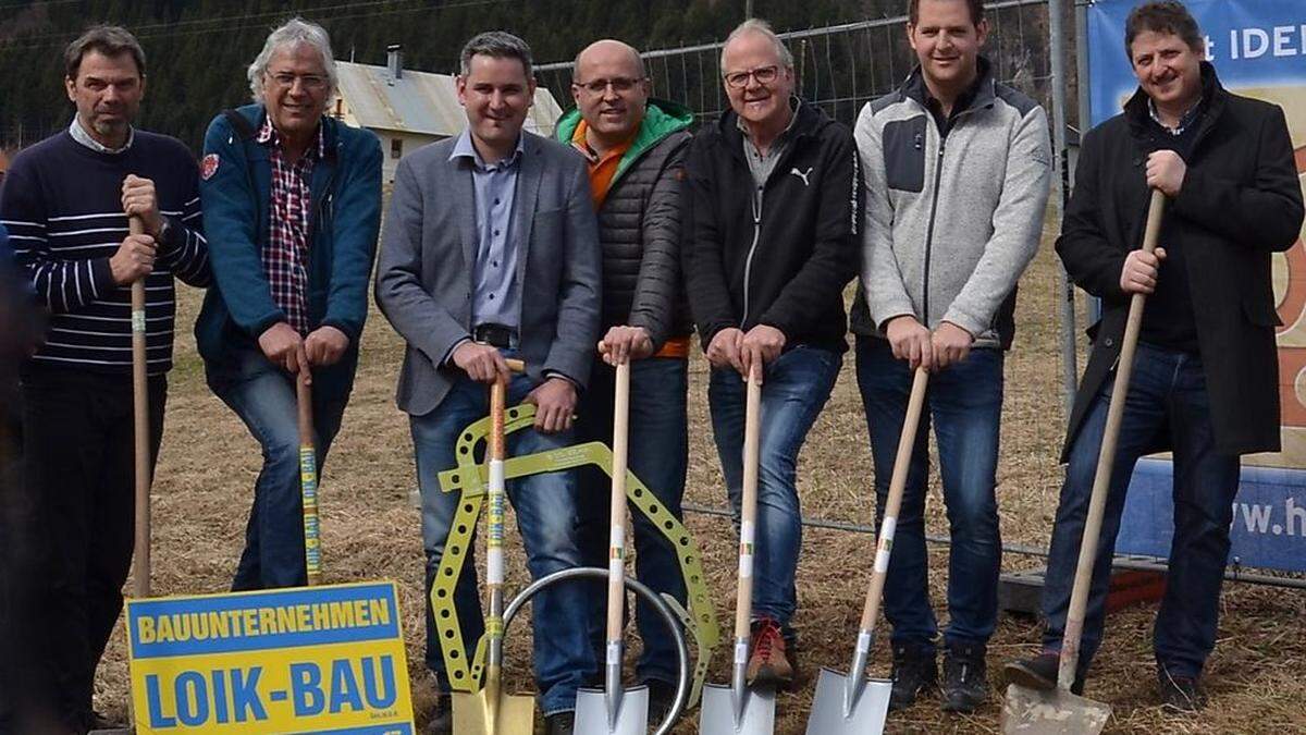 Spatenstich für neuen Betrieb: Josef Jobst, Bernhard Loik, Investor Hannes Rauter, Bürgermeister Johannes Lenzhofer, Hannes und Philipp Pichler, Vizebürgermeister Bernd Pichler