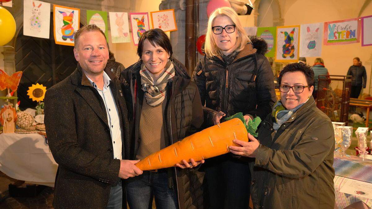 Robert Ebner (Lions Club) mit Gattin Michaela, Andrea Jung von Ladies Circle und Kuen Maria Elisabeth von der Lebenshilfe Kärnten beim Ostermarkt im Vorjahr