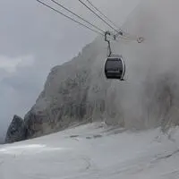 Frei hängend über dem Schladminger Gletscher ist die Seilbahn des Bundesheeres unterwegs