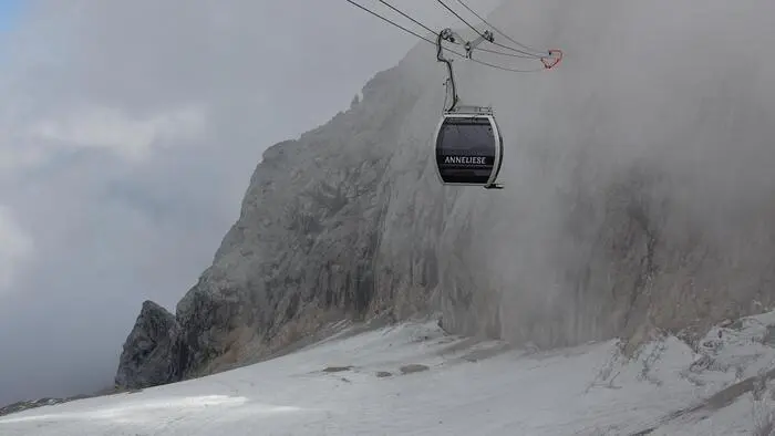 Frei hängend über dem Schladminger Gletscher ist die Seilbahn des Bundesheeres unterwegs